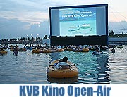 Kinohits vom Schlauchboot aus erleben: Zweites HVB Kino Open Air vom 22. - 24.07.2006 am Badesee des Landschaftsparks Riem